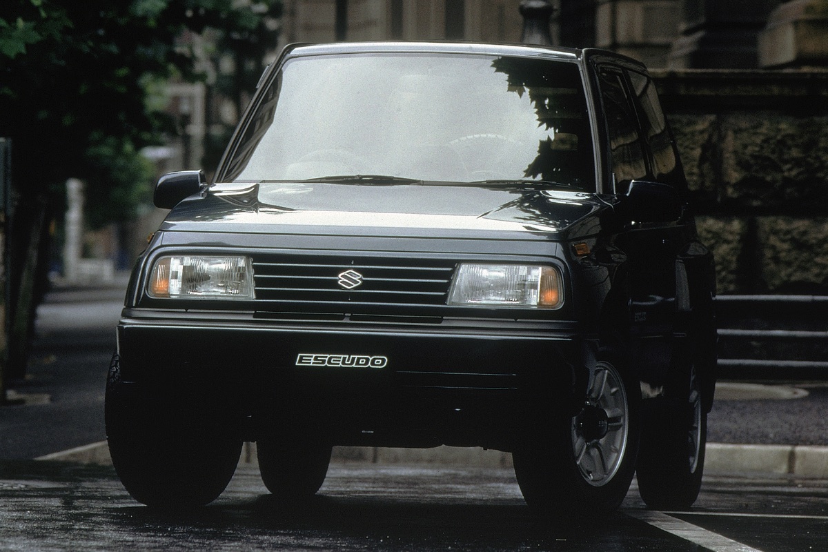 1988 - Familia Suzuki 4x4 se extinde odată cu lansarea modelului Vitara
