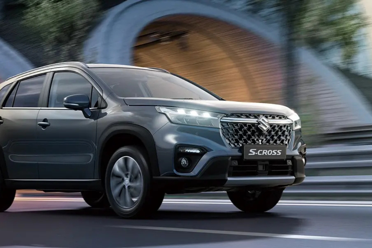 model Suzuki S-Cross Hybrid la iesire din tunel pe sosea
